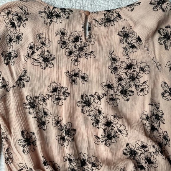 WOMENS - sz Med A.N.A light pink bell sleeve blouse top high/low hem floral - Picture 5 of 5